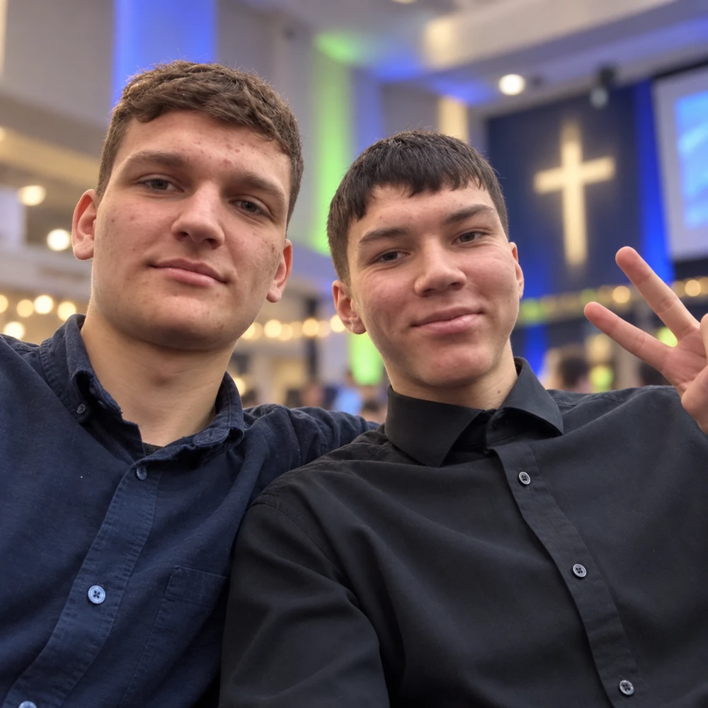 Два друга делают селфи на конференции